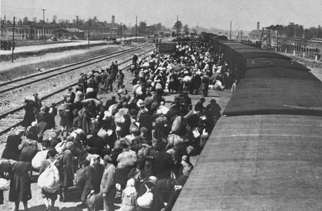 L'arrivée des juifs au camp par train de marchandises